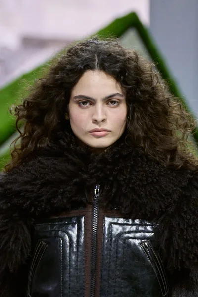 Look 32